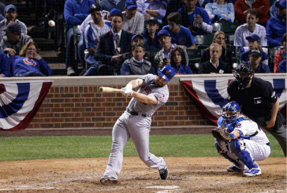 foto do blog de mets game hitter golpeando un balón