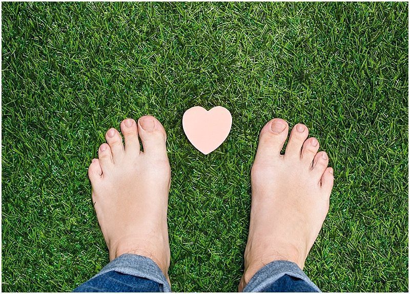 blog foto di piedi su erba con un cuore in mezzo