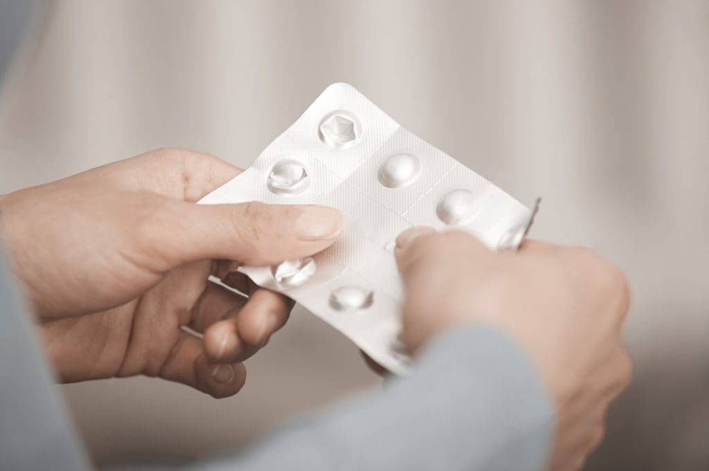 manos de mujer sosteniendo opioides
