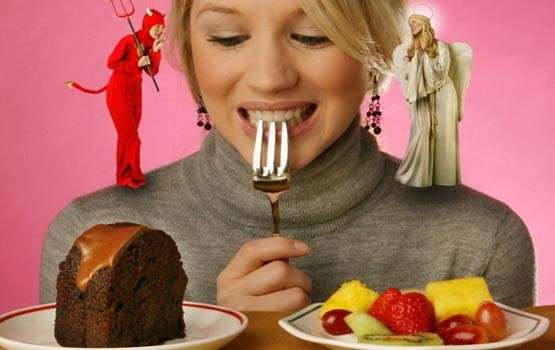 mujer siendo tentado diablo ángel hombro pastel fruta obesidad el paso tx