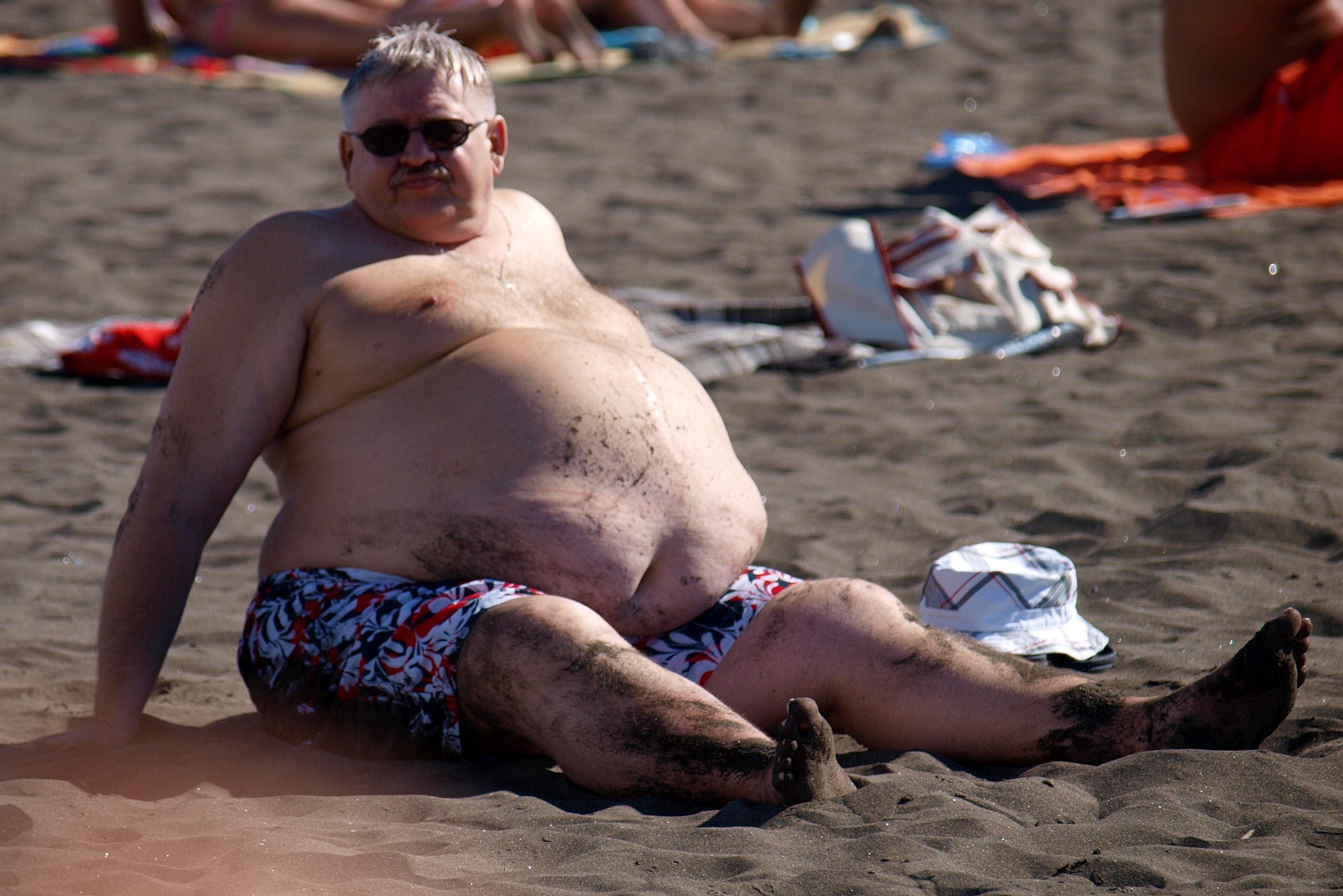 obesidad hombre se sienta en playa el paso tx