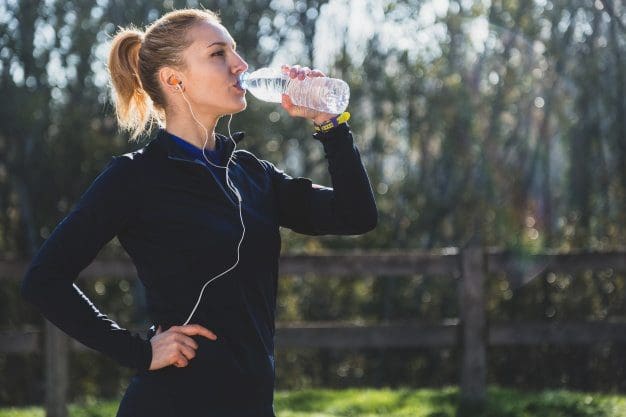 nutrisi olahraga wanita air minum