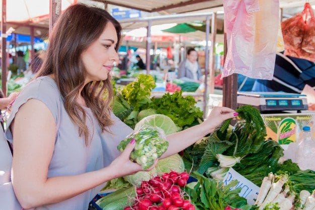 woman buying fresh organic vegetables